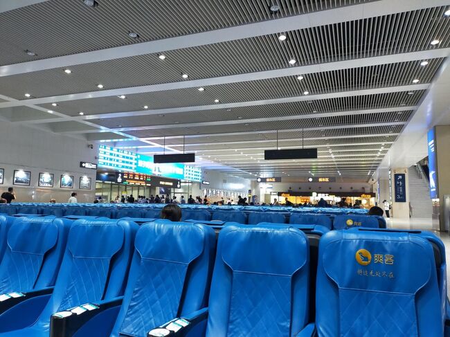 だいぶ早く着いちゃった＾＾<br /><br />イスに座って改札が始まるのを待ちます