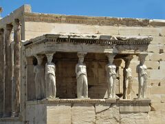 「エレクティオン神殿」で、一番目を惹くのは、「カリアティード」という6人の美しい乙女の姿を象った柱です。

この柱は、神殿の屋根の一部を支えています。
現在のカリアティードは6本全てがレプリカです。
オリジナルのうち5本はすぐ近くの「新アクロポリス博物館」に、
残り1本は、19世紀に国外に持ち出され、現在は「大英博物館」に展示されています。
返してあげなよ～と思っちゃいますが・・