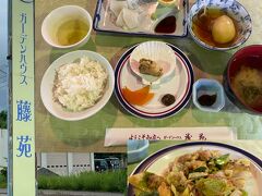 昼食は斜里(しゃり)の「ガーデンハウス藤苑」というお店で「鮭のちゃんちゃん焼き」を頂きます。
鮭のちゃんちゃん焼きは、お店の方が目の前にある大きな鉄板で作ってくれて、キャベツと鮭の味噌炒めという感じで美味しかったです。

こちらのお店にはお土産売り場もあり、クーポンでラベンダーソープを購入しました。