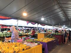 ナイトマーケットはウェットマーケットとも呼ばれ、夕方17時くらいから営業が始まり、魚・肉・野菜･･･それぞれにエリアを分けて営業している。

