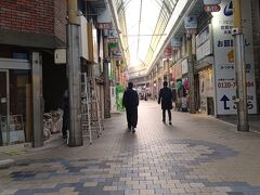 今回宿泊するホテルはJR蒲田駅に近いので、両駅間を結ぶ商店街、あすとを歩いてみた。朝9時すぎということもあり、営業している店舗は少なく、歩いている人はまばらだった。きっと日中12時頃に歩くと随分違った景色だったのだろう