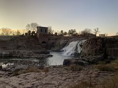 2日目　スーフォールズ
出発前フォールズパークに立寄ってからラシュモア山へ出発。
なんだかTDLのビッグサンダーマウンテンみたいな雰囲気。