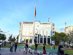  Jumhooree Maidhaan　モルディブ最大の国旗が掲揚されている。

独立広場や共和国広場とも呼ばれる。
Google地図で「Republic Square」