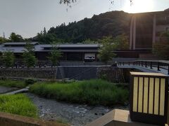 梅雨の合間、良く晴れた朝、宿の裏山から朝日が昇る。
朝の目覚まし散歩が気持ちよく。