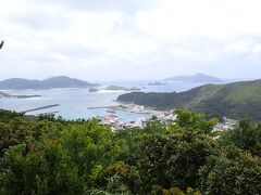 島の表側　那覇方面　座間味村集落も見えます。