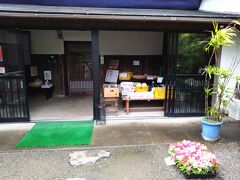 香川市内まで行く時間がないので徳島県との境にある山賊村で香川うどんを
いただきました。