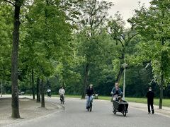 朝は散歩にでかけます。
近くの公園は通勤通学の人達で増えてきました。