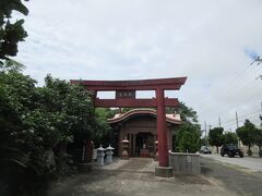 沖縄製糖宮古工場前に国道390号線を挟んで赤名宮があります。有名なパワースポットのようですが、大きさはそれほどでもなく、国道のすぐ横に突然あります。私が行った時は、誰もいませんでした。