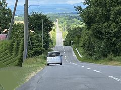 定番のジェットコースターの路。幹線道路から少し狭い道路へ入ったところにある。結構観光客が多くいて、道路へ飛び出して写真撮影していたりするので運転注意。次の目的地へ向かう方向を間違えて、結局この道路を最初から最後まで往復した。