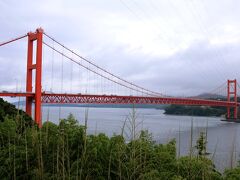 平戸大橋を眺めることのできる場所にやってきました。
1977年（昭和52年）4月、長崎県道路公社が管理する有料道路として供用が開始され、2010年（平成22年）4月に無料開放されました。鋼製の橋は鮮やかな朱色に塗装され海と空に映えます。