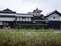 郊外には、面白い景観が。機械マニアの当主が、人々の役にも立つように、目立つ大時計を自作。