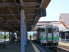 新得駅から２時間で富良野駅に到着します。
こちらのホームは人はほとんどいませんが、隣の富良野線のホームにはラヴェンダー目当ての観光客でにぎわっていました。