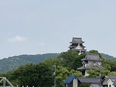 初夏の気温の晴れの日、周遊パスを中心に我が家にしてはたくさん電車を乗りまして、ぐるぐると回れました。
夫からは、次の旅行先ではレンタカーが良いと。
私は、電車だとビール飲みながら移動出来るので、良いのですがー。