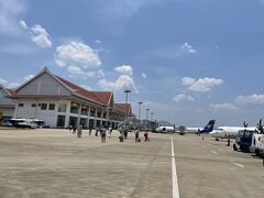 ルアンパバーン国際空港に着きました。
内陸でバンコクよりもさらに暑いです。
イミグレに緊張感はなく、早くもラオスの緩い空気が伝わってきて、この旅の期待がいやが上にも高まります。