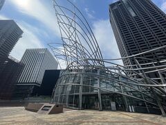 快晴で気温も上がっている中、国際美術館へ。
建物が素晴らしい。