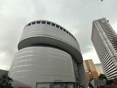 お隣は大阪市立科学館。