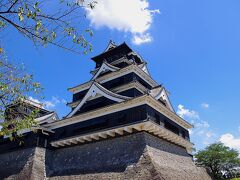 福岡から車で熊本城[https://castle.kumamoto-guide.jp/]までやってきました。
（当時は震災前でした）

大きく黒い建物は、遠くから見ても堂々としています。
天守は明治期に焼けてしまったとの説明があったので消失してしまったのは残念ですが。

あとはなんといっても石垣です。
いわゆる「武者返し」と言われるもので綺麗に曲線を描いている姿はいかにもお城の石垣という風情です。