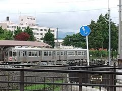 弘前公園を出て再び歩きます。
視線の先にあるのは弘南鉄道の中央弘前駅です。