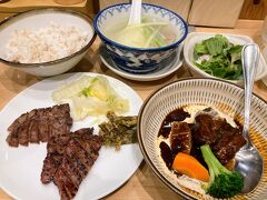 息子仙台で念願の牛タン定食！

牛タンは塩と味噌のミックスでした。
これで２，３００円だからまぁまぁお手頃かな。