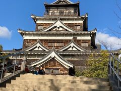 いよいよ広島城へ。歴史の勉強をしつつ展望室へ。広島が一望できる素晴らしい眺め。急な階段を昇った甲斐がありました。
お城を出て少し歩くと場内にお茶屋さんを発見。水分補給＆休憩。
このあとホテルへ。荷物を受け取りチェックイン。