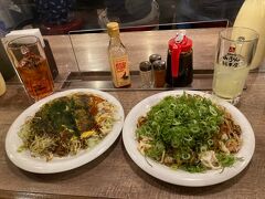 どこのお好み焼にするか悩んだ結果、ホテル近くのみっちゃん八丁堀へ！
夜の部開店直後に行く予定が18時頃到着・・・
外には行列。５組ほど先客あり。
メニューを見ながら待つこと３０分。念願の広島風お好み焼き！
麺は「そば」か「うどん」の選択。お好み焼きにうどん？と驚いたが、娘はうどんを選択。私はそば。
キャベツたっぷりであっさりしているので、ペロッと一人前食べちゃいました。
