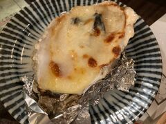 旅の最後は牡蠣！
沢山食べたい私達は食べ放題ひよっこ商店へ。
開店前にお店へ着くと何組かお客様が待機。
開店直後に満席でした。
牡蠣グラタン　あつあつ