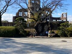 原爆ドーム周辺には多くの観光客。特に外国の方が多く、道路脇に置いてある分厚い手書きの英語資料ファイルを熱心に読まれていたのが印象的でした。