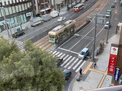 早朝家を出て、広島到着。
早速荷物だけホテルに預け出発。
ホテルより徒歩にて八丁堀～紙谷町～原爆ドームへ。
途中、素敵な建物「おりづるタワー」を発見。
１階はお土産売り場やカフェ。上の展望台にも行ってみたかったけど、時間が無くなりそうなので断念。