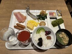 最後の朝食。
もうお腹いっぱいだし、二日酔いだし、あまり食べられません。
そうでもないか(笑)