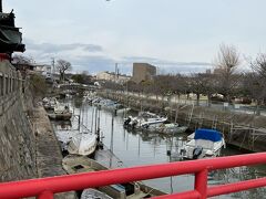 牛玉所殿のところから赤い橋（会陽橋）を渡ります。新堀川（吉井川）に浮かぶこれらの船は漁船のようでした。
