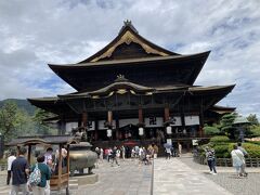 その後善光寺本堂でお参りをしました。