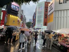 帰りに明洞でおみやげでも買おうかとちょっと歩きましたが、人が多いし雨も降っていたので早々に退散・・