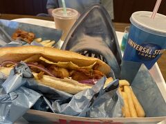 ランチはジョーズのアミティ・ランディング・レストラン。
ベストコンビサンドセット1750円。