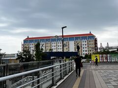 着いたー。駅からは歩いて10分くらい。
天気予報は雨と曇り。
駅から出た途端パラパラきて、あちゃーと思ったらすぐに止んでくれた。