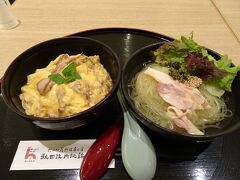 秋田駅のお店で夕食に比内地鶏の親子丼と冷麺。