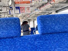 福井駅に戻るので再びえちぜん鉄道に乗車。
今回はアテンダントさん付き。めずらしい。

切符の販売したり次の停車駅のご案内をしたりするお仕事のようです。
終始にこやかにご対応されていました。



