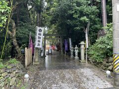 汗を乾かすために車のエアコンを全開にしながら、神明神社までドライブ。
駐車場は8割くらいでした。