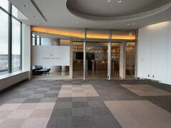 マレーシア航空のカウンターではサクララウンジを指定されたのですが、朝なので多分混んでいると予想して、あえてキャセイラウンジに来ました。
場所は以前アメリカン航空のラウンジに移転していました。