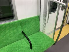 今日は近場へのお出かけ。
久しぶり乗った京都市営地下鉄。
シートが京都っぽいなと思わずパチリ。