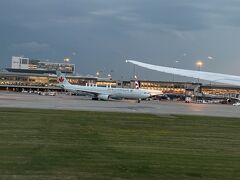 　モントリオールに到着しました。昨年の同じ時期に来た時は急増した旅行者に空港の対応が追いつかない状況で混沌とした状態でわわたしの荷物もターンテーブルから出てこないいわゆるロスバケ状態でしたが、今回はとてもスムーズでした。手荷物受け取りのエリアを抜けると迎えに来てくれた友人と無事合流することができました。