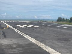 無事？プーケット国際空港に到着しました。
滑走路の先には海が見えます。