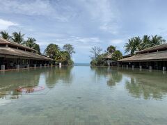 今回車の手配はKLOOKを使いましたが1,900円ほどでカローラセダンとのことでしたが、実際は大型のトヨタSUVで快適でした。
プーケット国際空港からマリオットプーケットビーチクラブまでは１５分ほどで到着しました。
ただし、マリオットプーケットビーチクラブはJWマリオットプーケットとロビーが共通なのでした。勉強不足です…