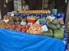 昼食後にホテルから部屋の準備ができたとの連絡がありました。
リクエストどおりノースウイングをアサインしてくれたとのこと。

ホテルに戻る前にタートルビレッジから数分離れたマイカオプラザ脇の八百屋さんで夜食べるフルーツを仕入れました。
お店のおじさんも親切で美味しいのを選んでくれましたし、タートルマートよりも安かったですね。