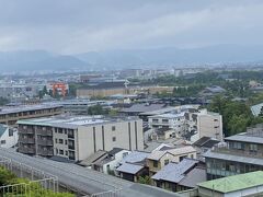 すぐそばのホテルにチェックイン。
早めでしたが、お部屋に案内していただけました。
しかも、アップグレードで平安神宮ビュー。