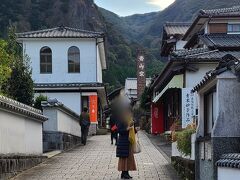 歴史を感じさせる街並み。

写真奥の青山(せいざん)窯で、お皿を購入。