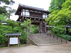 表門。平成13年、文献や発掘調査をもとに復元されたもの。20万石を誇った久保田藩にふさわしい建築ですね～