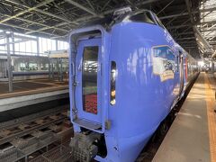 旭川から知床や根室を巡るにあたって、色々検討した上で、列車を活用して北海道の道東を巡ることにしました。
北海道フリー切符を使えば、７日間は乗り放題なのと、運転しなくていいから、列車旅の好きなつれあいは大満足。
旭川駅まではバスに乗り、網走駅まで特急オホーツクに乗りました。