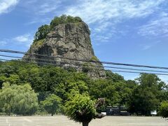 遠軽駅では電車の進行方向が変わるので、座席をひっくり返しました。
遠軽駅では目の前に出て来たこの大きな岩山が目を惹きました。
後で調べてみたら、瞰望岩(がんぼういわ)と言われる所でした。
町のシンボルで国指定名勝のピリカノカに選定されているそうです。