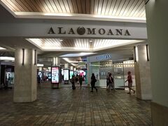 アラモアナセンターに到着。広いフードコートもある巨大なショッピングセンターです。