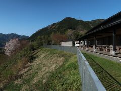 「奥津湖総合案内所みずの郷奥津湖」という名前で立派な箱物も。ダムの見学ツアーもあるみたいですね。